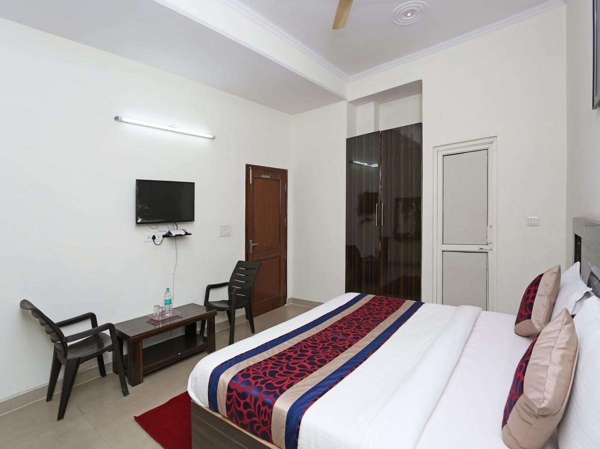Oyo 8910 Celeste Inn Greater Noida Εξωτερικό φωτογραφία